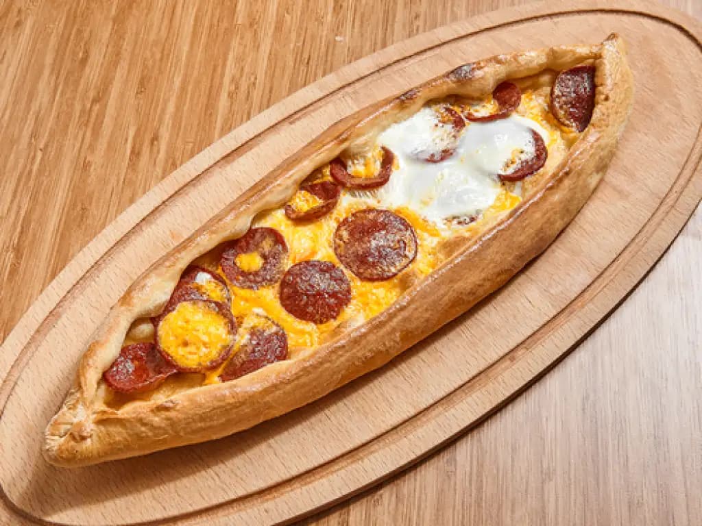 Sucuklu Yumurtalı Pide
