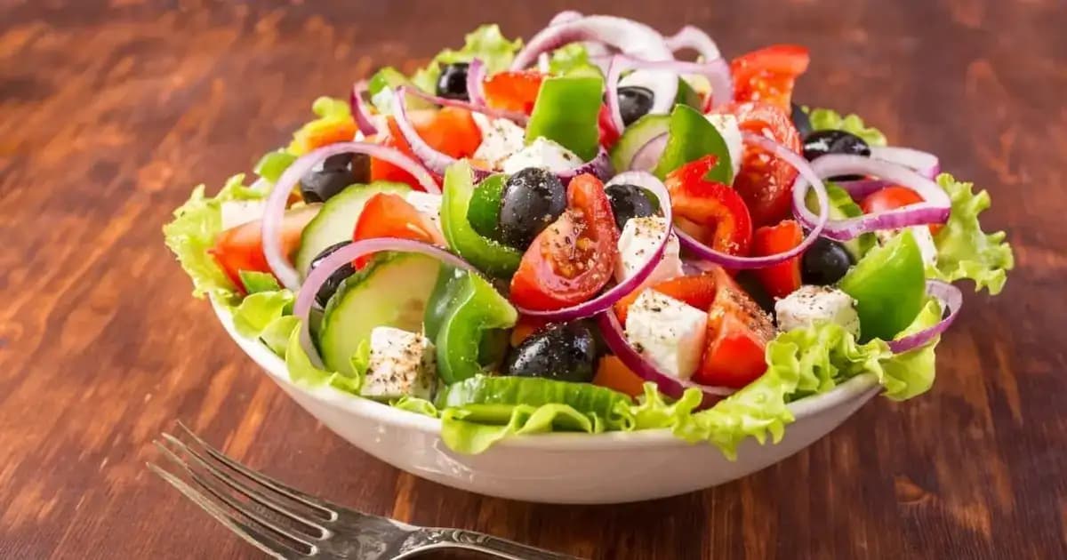 Peynirli Akdeniz Salatası