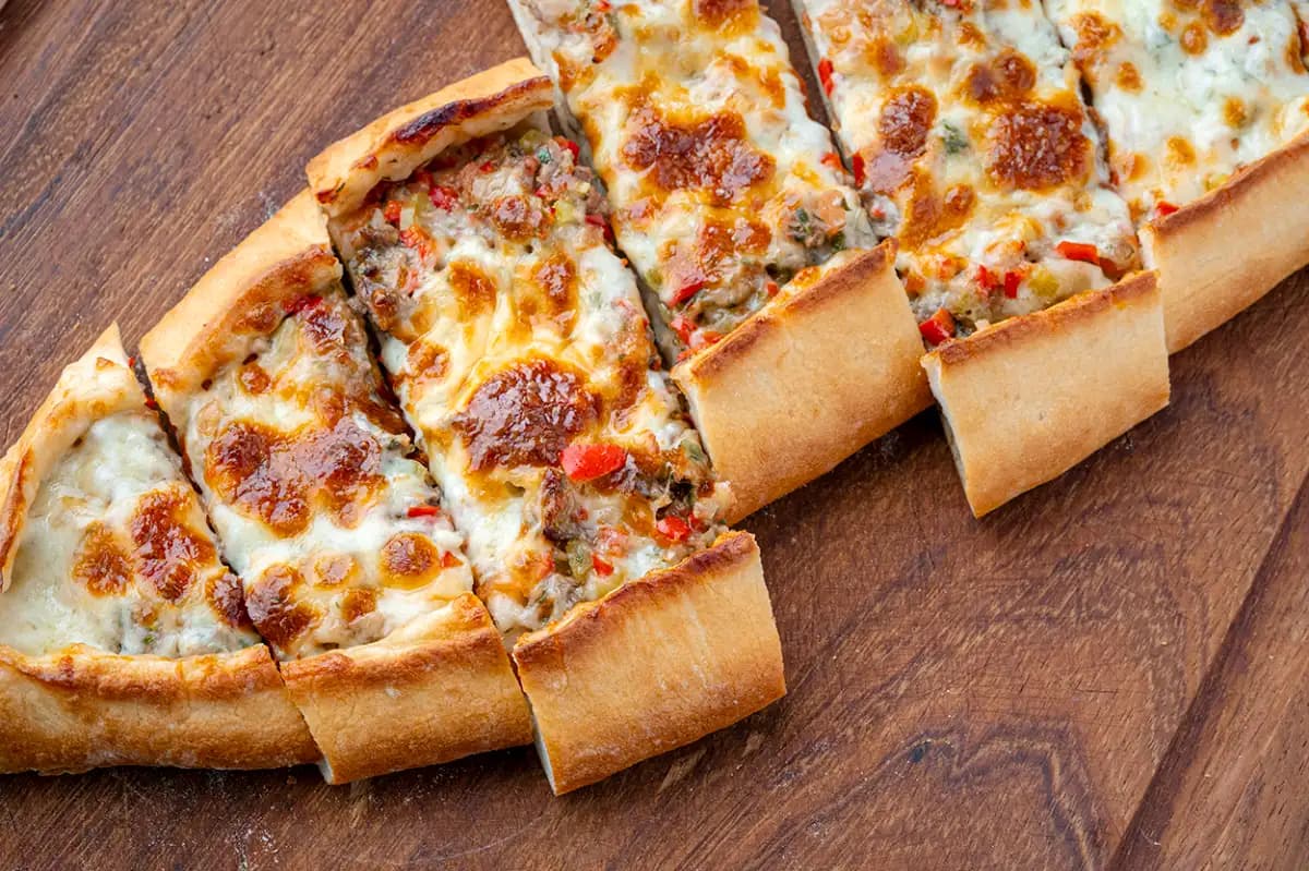 Kuşbaşılı Kaşarlı Pide (Dana)